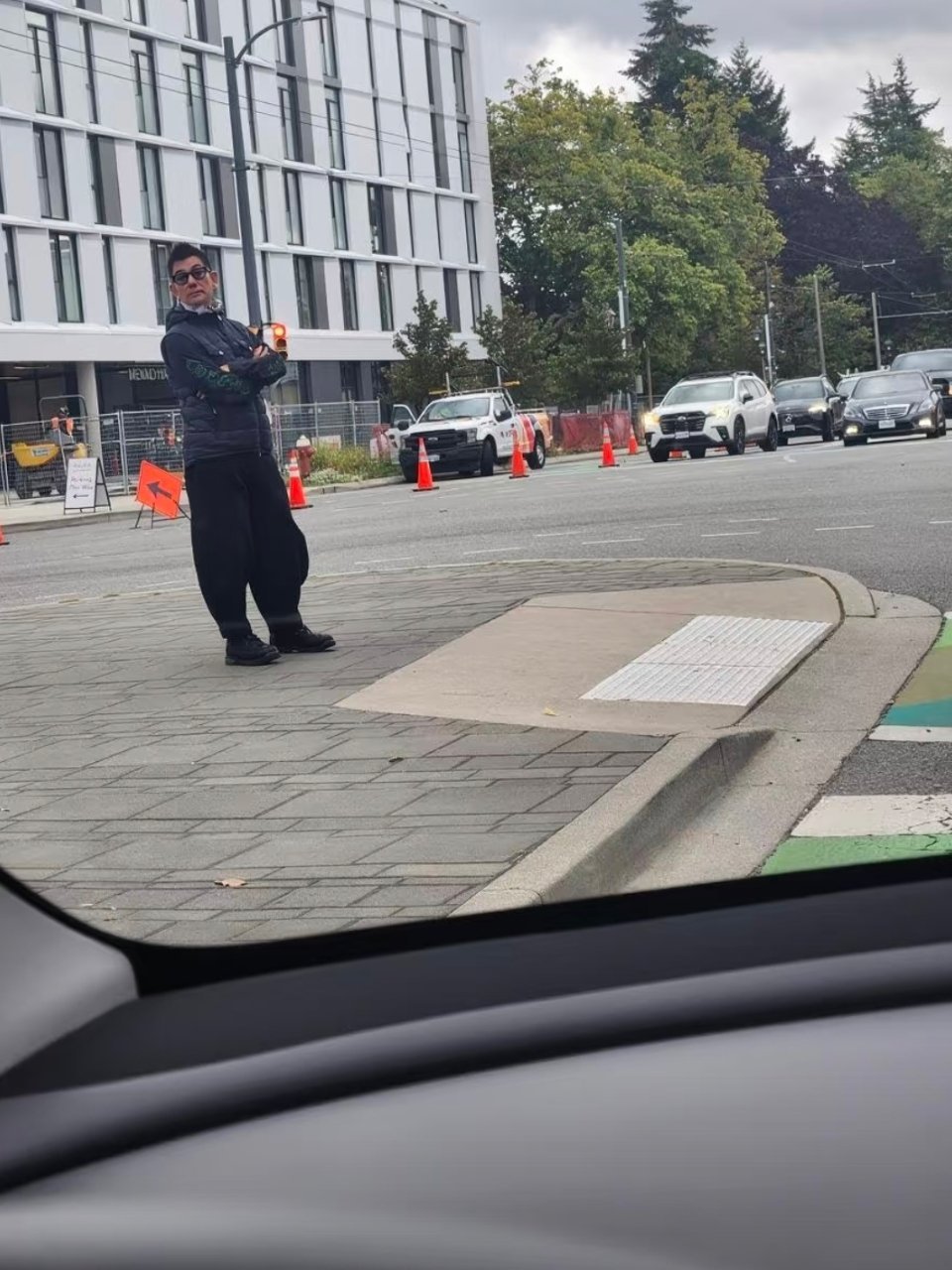 60岁任贤齐现身温哥华，网友在中餐馆偶遇他吃饭，空闲时间逛街游玩，生活悠闲自在。作为一代人的青春记忆，他优雅从容地面对年龄，松弛状态更是远超同龄人，身形清瘦挺拔、无中年臃肿油腻感。 ​