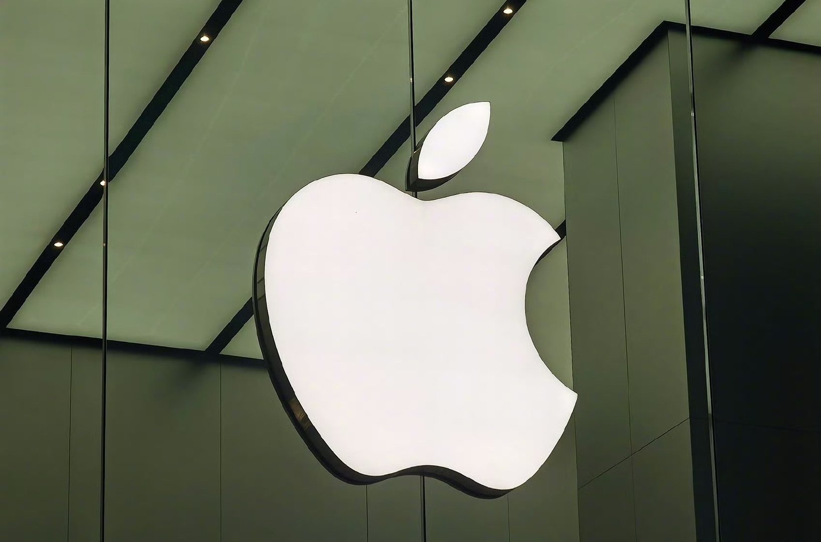 我感觉现在完全可以不用慌，还整一个涨价倒计时，九月份iPhone18pro要发布了，正常来说新一代机型出来了，老机型都会降价，就算不降价，按照现在爆料来看，加点预算iPhone18pro更值得期待！
大家准备等等还是现在尝试抄底iPhone17呢？#iphone##iPhone17涨价倒计时##iPhone18Pro等7款新品彻底泄密# ​