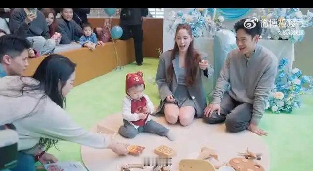 欧阳妮妮儿子周岁宴热闹开席，两家人齐聚，欧阳娜娜亲自为外甥庆生。 ​