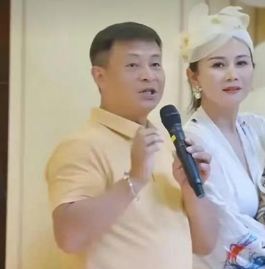 结婚时信誓旦旦说要丁克到底，等女方彻底过了生育黄金期，男人转头另娶年轻娇妻生子，还补上一句最扎心的话。
“旁人之前总笑我没孩子，其实我只是没找到合适的人生孩子。”
李大双在51岁老来得子的百日宴上，春风得意地说出这句场面话时，大概早就忘了当年陪他一起丁克的李琳。
这话听着真让人后背发凉。合着熬
