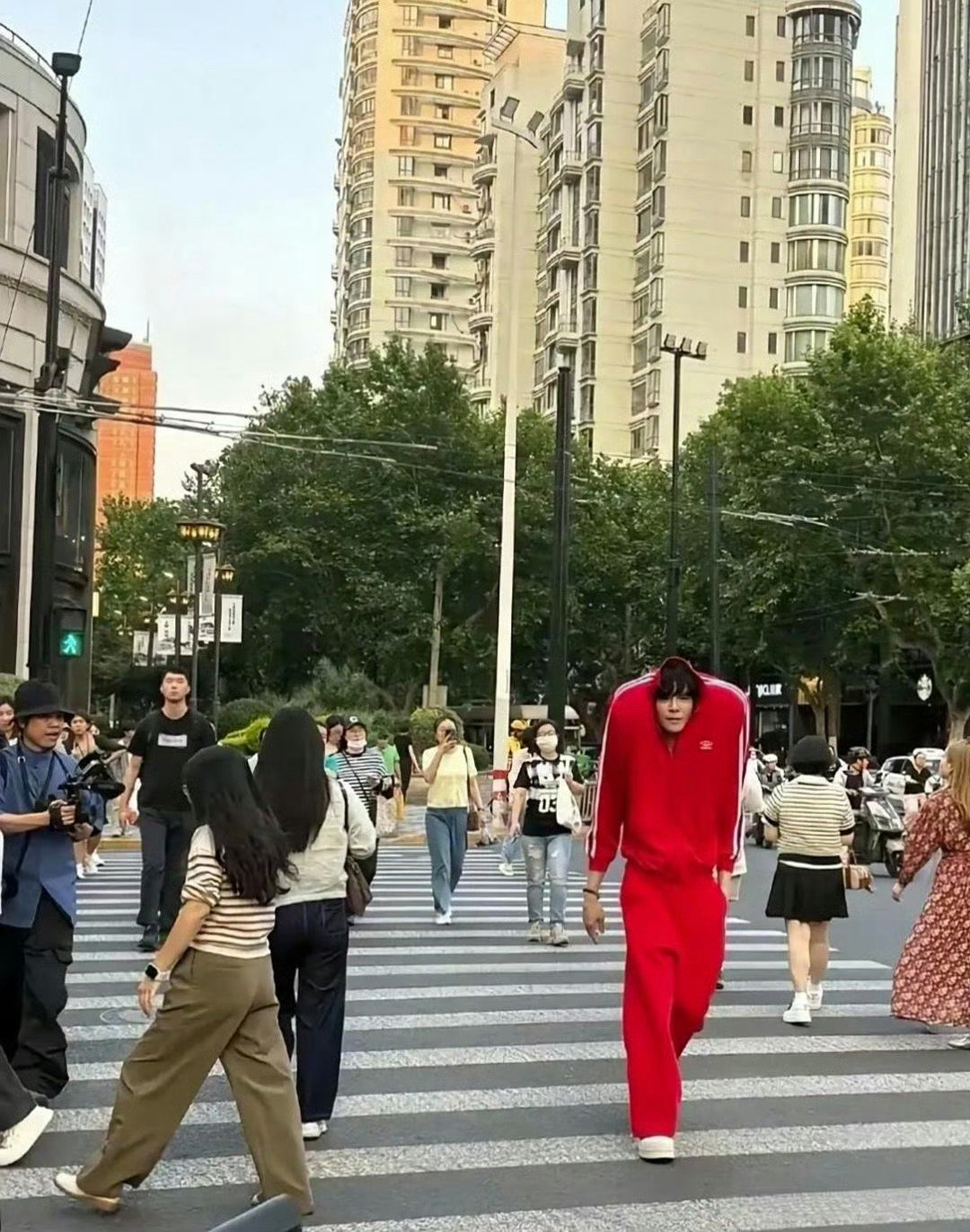 向佐好像越来越沉浸在自己的穿搭里了。 ​