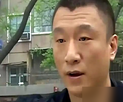 420万拍的剧，导演最后只赚了30万。
《征服》当年穷到什么程度？孙红雷一集片酬1000块，整部戏拍完拿了两万。剧组没钱请配乐，后期直接塞罐头音乐，投资人中途跑路，高群书自己扛着拍完。
拍完更惨，因为没大牌、画面糙，压根没人要。最后被一个转行的女老板450万打包买走，导演到手30万。
结果播出