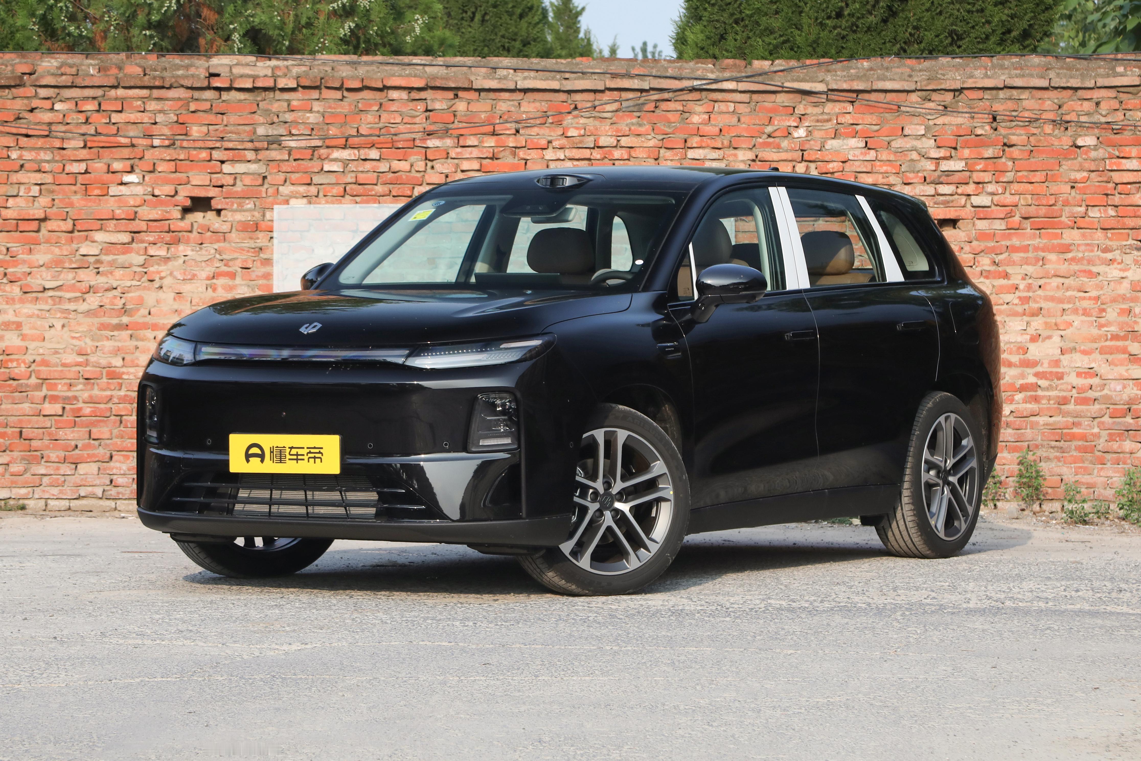 零跑 C10：紧凑型插混 SUV，车身尺寸适中，家用友好。内饰大屏科技感直接拉满，硬件配置看着很实在。车机逻辑需要一点时间适应，不会拿来就完全顺手。网络舆论经常陷入纸面硬件对比，容易忽略真实体感。纸面硬件好看不等于日常体验就完美，很多细碎使用感受，参数是没有办法完整体现的，不能光看账面就产生过高期待