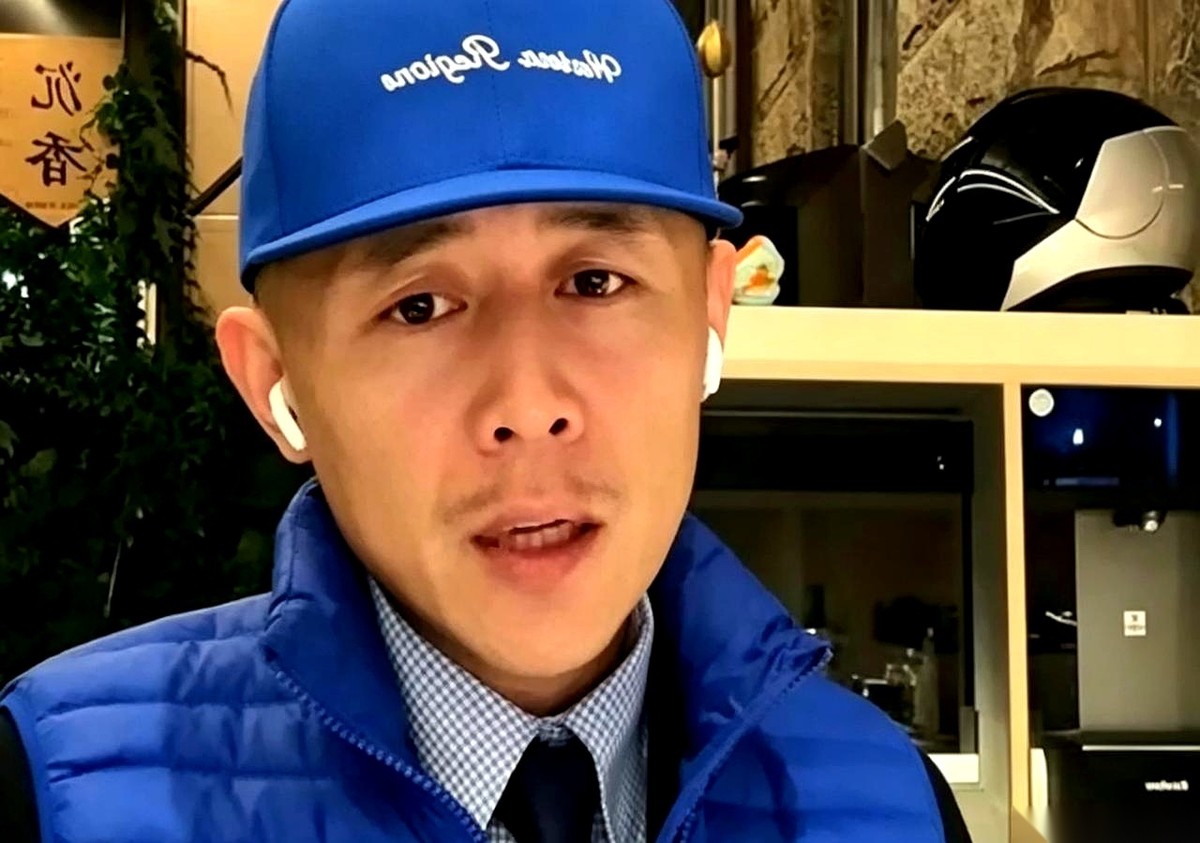 大冰的直播间里，最近切出了一段让所有人听完直掐大腿的连麦录屏。
一个年轻人在麦克风那头，呼吸沉重，声音像是在砂纸上磨过：“我中了1300万。交完税，捐了20万，现在还剩一千多万。连我爸妈都不知道，我已经连着几天吃不进一口饭，整宿整宿睡不着。大冰老师，我该怎么办？”
那一刻，屏幕上的弹幕几乎停滞了一秒