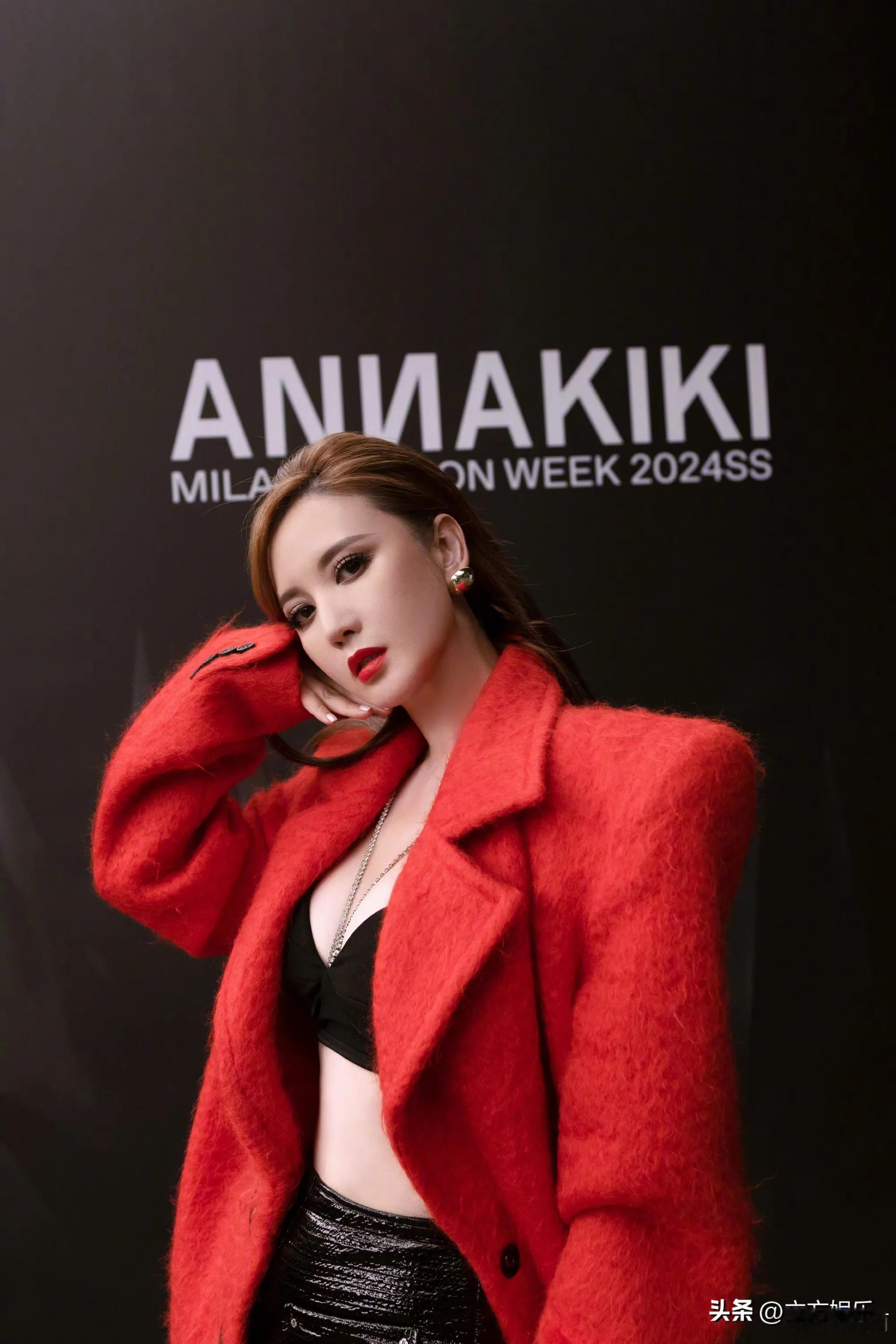 张萌这状态绝了！精致脸蛋搭配无瑕美肌，烈焰红唇更添冷艳气场。单手托腮...