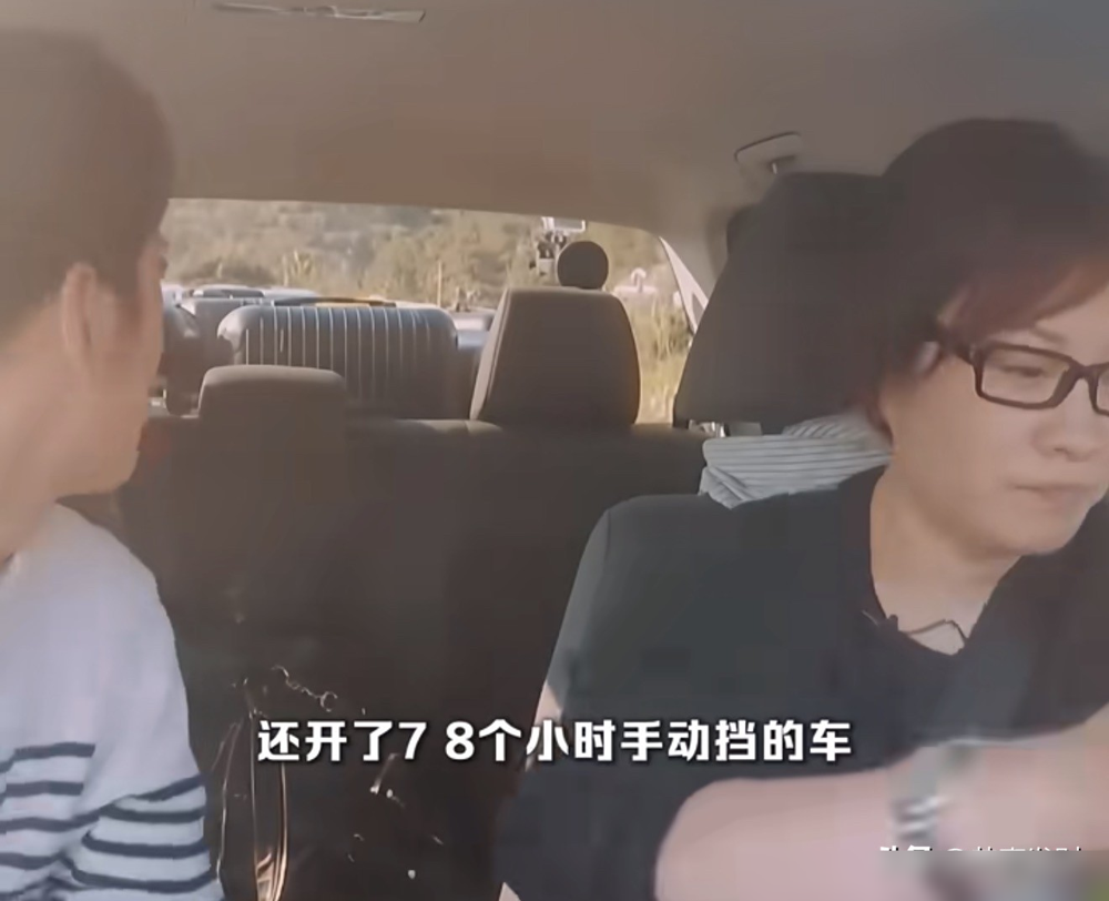 宁静爆花少幕后：问题核心根本不在嘉宾！
之前导演组反复对外说无剧本，全是嘉宾真实表现。行业人早就说破，确实没台词，但会故意设框架，用经费限制、高强度任务逼嘉宾出冲突。
宁静这次直接捅破，《花儿与少年·好友记》的问题出在节目组本身，录制强度大到嘉宾连轴转累垮，根本没精力维持正常社交，表现当然出问题