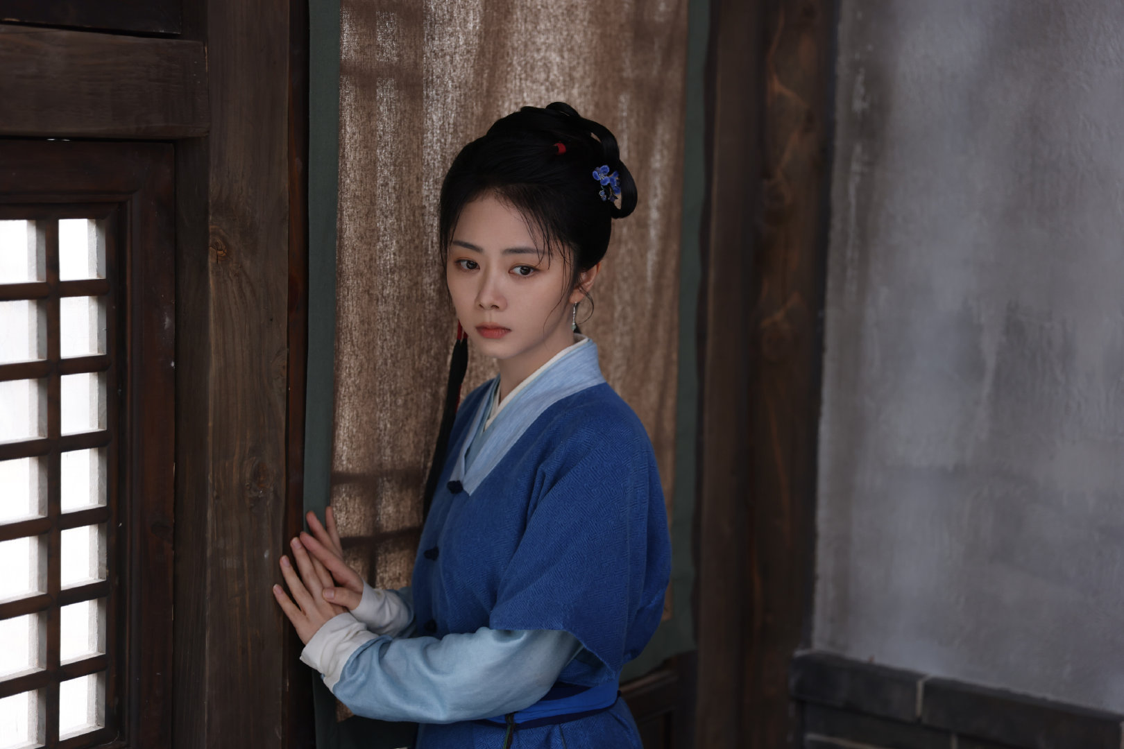 #谭松韵[超话]# 🧊 #谭松韵兰香如故#
风雪来袭时，许兰香/沈嘉兰咬牙接住迎面而来的境遇，每一步都走得好不容易……
这一桩桩一件件的事情里，支撑她的是一直一直想要往上走的决心和勇气。
慢慢走别慌张，雨总会停，天总会晴☀️#谭松韵许兰香# ​