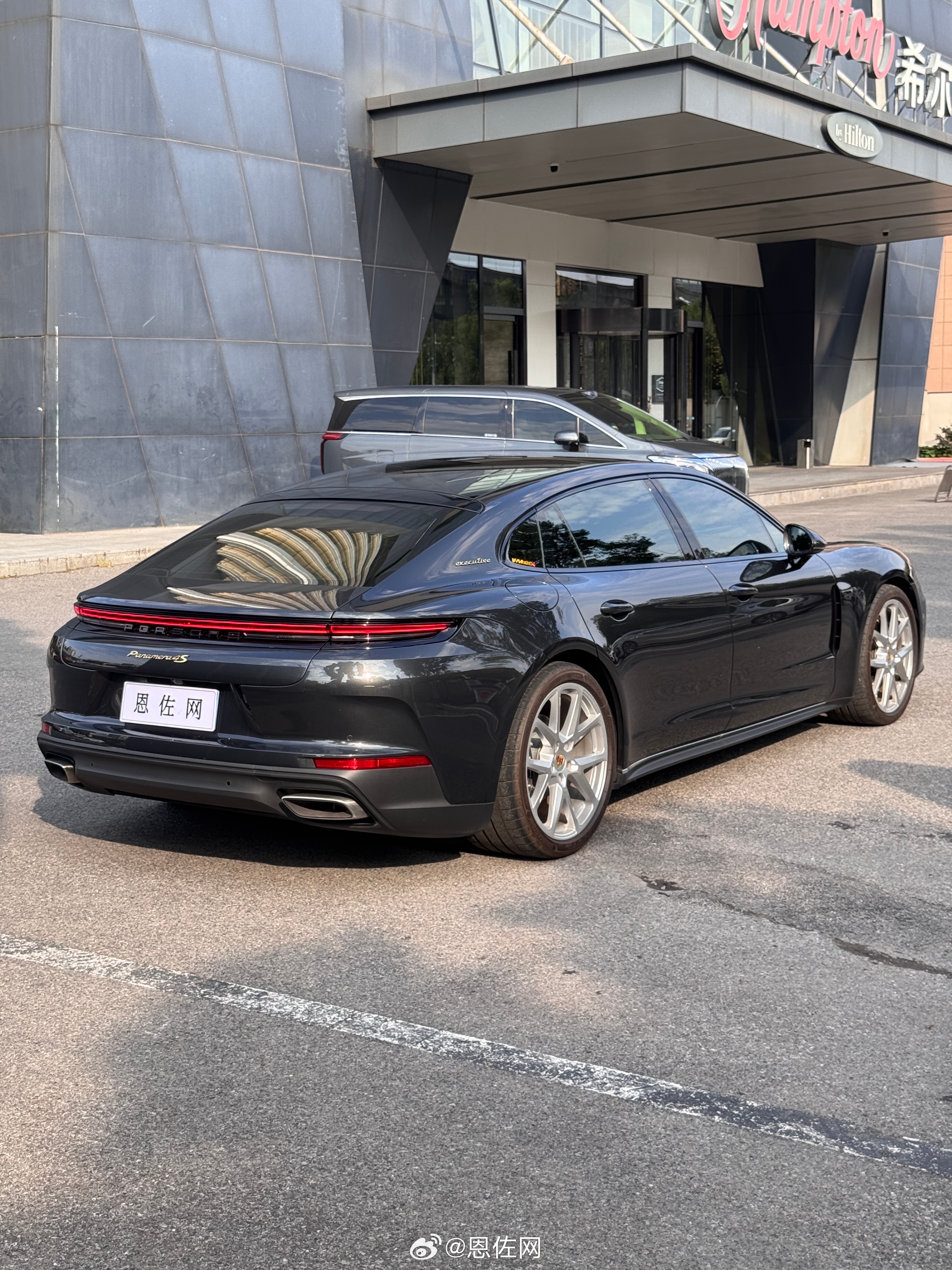 保时捷Panamera 4行政加长版
火山灰车漆 黑红双拼内饰
2024年上牌一手车，10500km
现在89.8w
大哥停家里一个月没开，这车跌5w ​