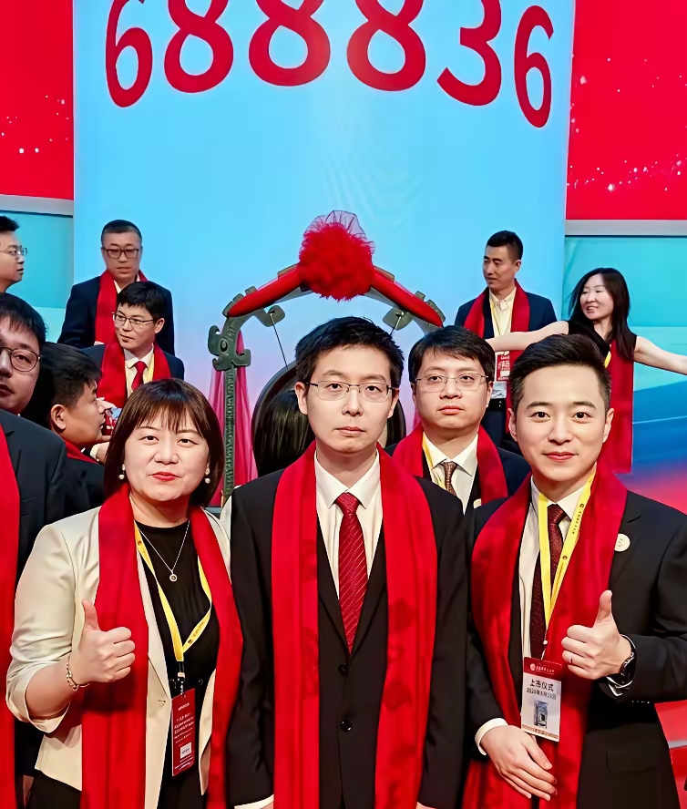 两张棋盘，一盘大棋：马斯克与王兴兴的人形机器人产业对弈

人形机器人这盘棋，2026年走到中盘，桌上只有两个被反复点名的落子者：一个在美国弗里蒙特把Model S/X产线拆了重装成Optimus车间，一个在中国杭州把G1卖到9.9万起、把招股书里的毛利率写到60%。马斯克和王兴兴不是在同一条赛道赛跑