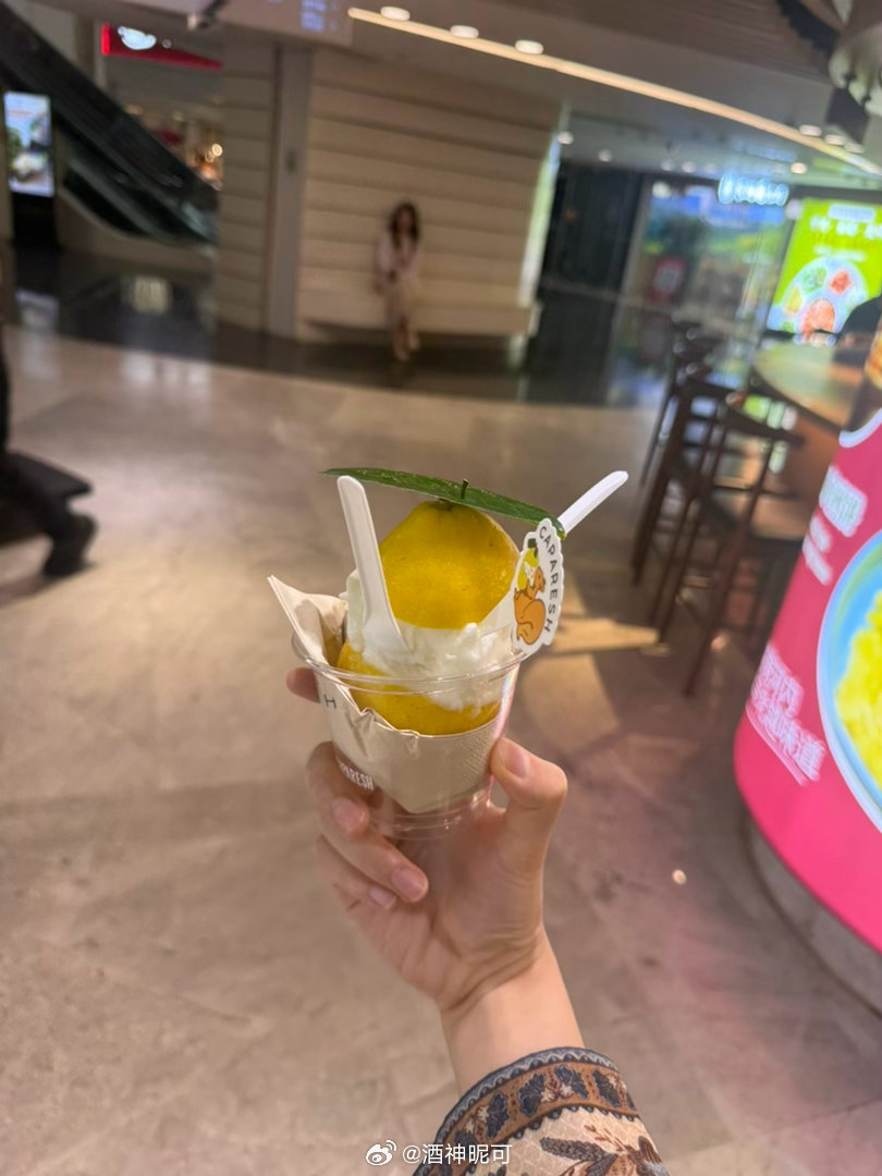 老师：“今天咱们就是简单画个淡妆。正式录制会精致一些。”终于知道为什么主持人发型都差不多了，谁画电视台的妆造都一样[微笑] ​​​