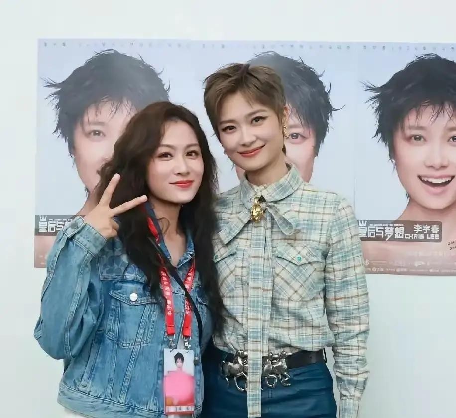 “李宇春还认识你吗”

当叶一茜带着一双儿女站在演唱会后台，孩子天真地仰起头问出这句话时，多少人心里猛地揪了一下

一个是红透半边天的华语乐坛顶流，一个是早就被大众贴满“田亮老婆”、“森碟妈妈”标签的昔日超女

二十一年的地位落差，换作名利场里的其他人，可能连这扇后台的门都敲不开

但叶一茜没有丝毫