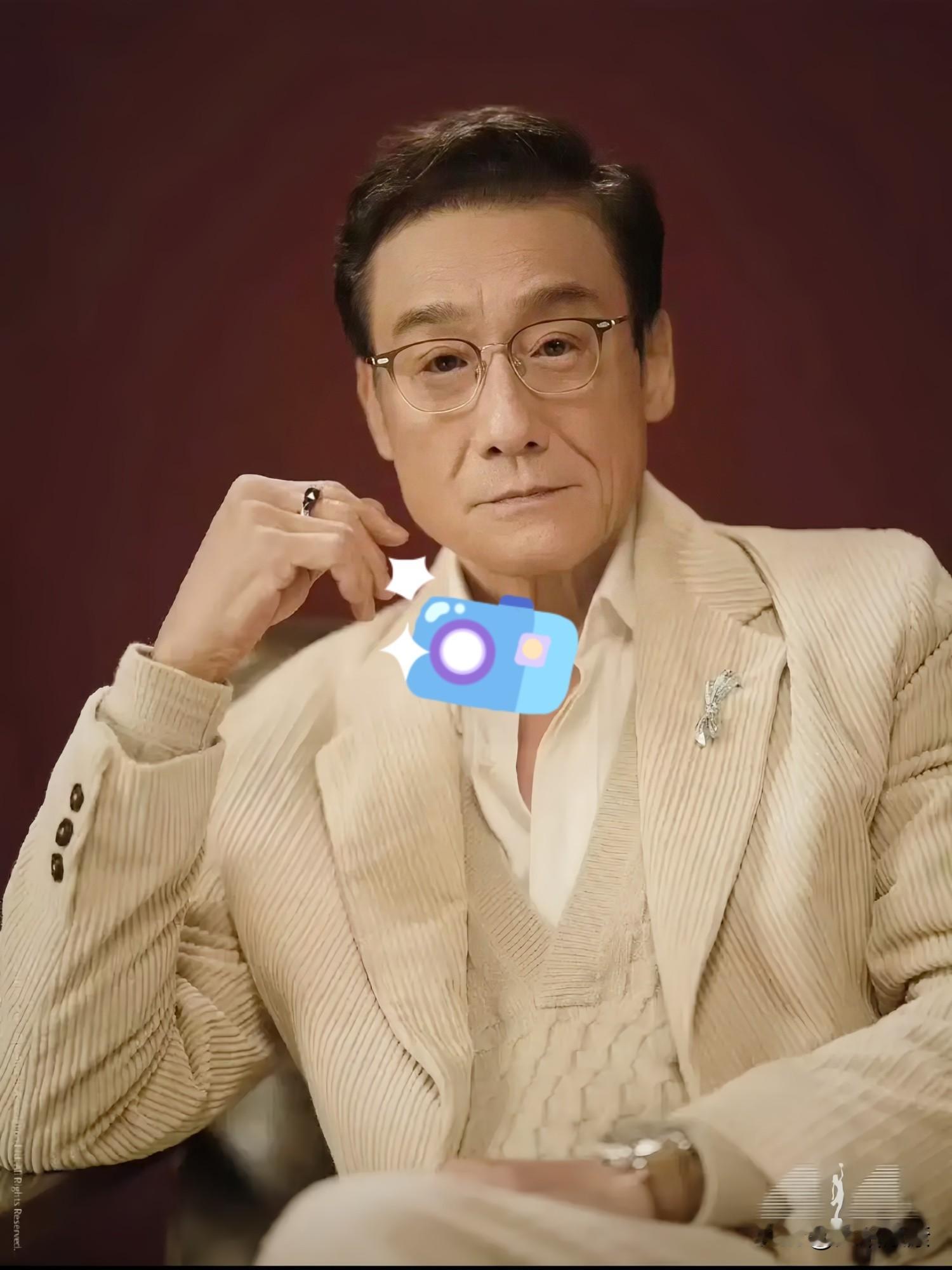 影帝劝别神化明星：老师医生科研人，才是城市底气！

网传梁家辉一段访谈观点又被翻出来：香港街头，老师、医生、科技工作者更受市民敬重，明星路过没人围观，因为和大家柴米油盐没关系。

周润发坐地铁买菜、刘青云被街访当“市民刘先生”、梁家辉早年也经历过普通日子——这些细节未必全有硬证据，但戳中的是一种反差