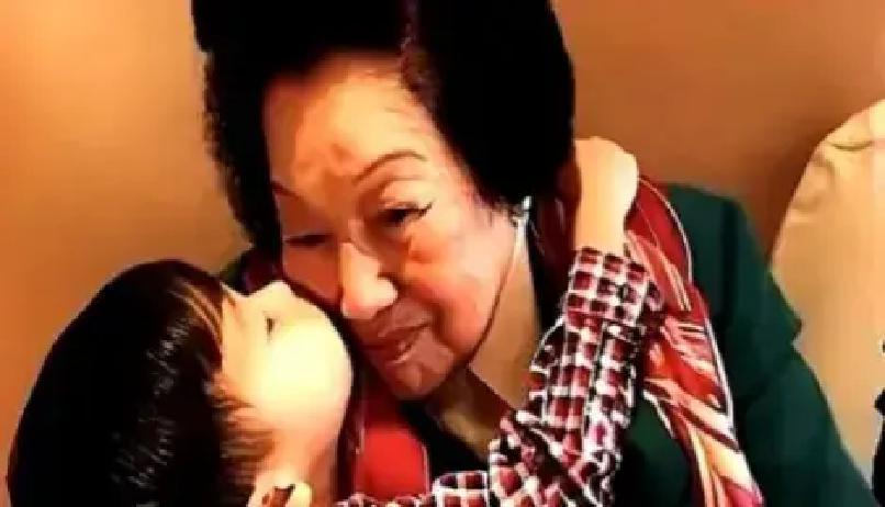 2013年，郭晶晶诞下长子霍中曦，90岁太奶奶吕燕妮在孙子霍启山搀扶下亲赴医院探望，老人身着中式褂衫，手拄拐杖难掩喜悦，霍启山全程细心搀扶祖母亲，四代同堂温馨画面展现霍家对长孙诞生的重视。
 
病房门轻轻推开，吕燕妮的目光直接落向婴儿床。霍启山在她耳边低声说：“太奶奶来了。”郭晶晶撑着坐直了些。