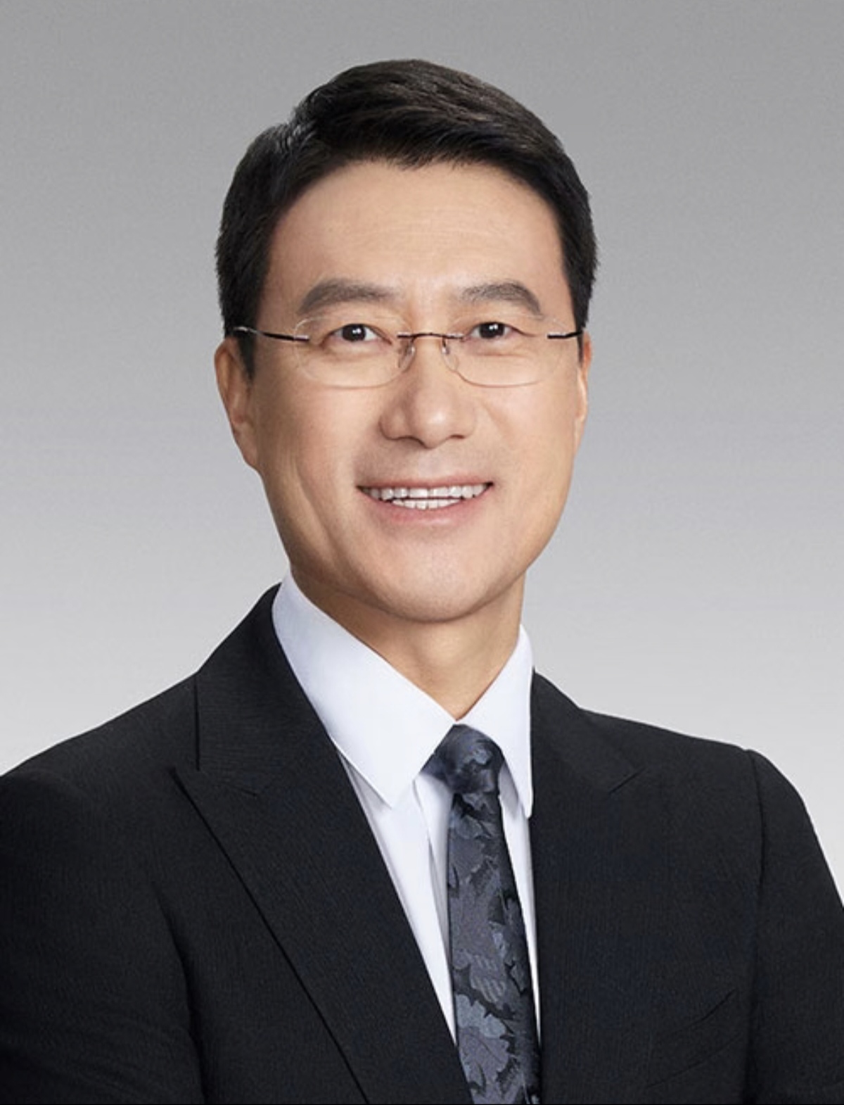 华为董事会换血:何刚升任董事，彭博出列。
何刚长期是余承东的核心左右手，1973年出生，今年53岁，，最高学历为西安电子科技大学硕士。他的第一份正式工作就是华为，1998年硕士毕业入职，刚进公司时担任无线通信研发工程师。二十八年职场生涯里，他经历多轮岗位晋升，从基层研发逐步走到产品线总裁、终端BG