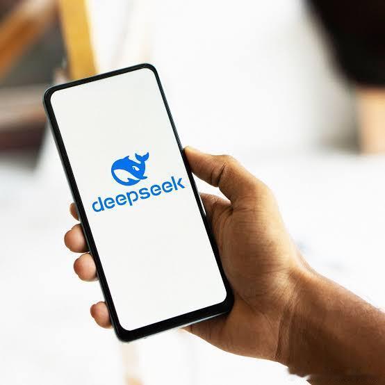 100张图片，不到20美分。DeepSeek在8月21日晚用这个数字，给多模态定下了新锚点。

当天上线的 DeepSeek-V4-Flash-Vision-Exp 是首个实验性多模态视觉理解模型，已在API平台开放，文本能力与V4-Flash正式版持平，等于是让V4-Flash长出了眼睛。

怎么用，一次能处理多少
接口直接瞄准批量场景。兼容Open ​