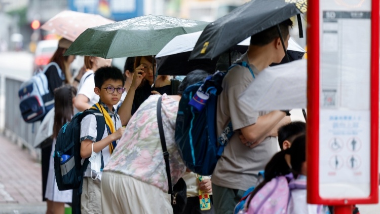 #港事#【香港学龄人口下降 教育局：学校应及早规划合并】新学年开始，香港特区政府教育局局长蔡若莲5日表示，学龄人口下降是结构性问题，学校必须面对现实，及早规划，可考虑合并或停办，让校方及家长都可提早准备。#香港#

蔡若莲在电台节目上指出，过去5至10年出生率持续下降，未来几年看不到逆转迹 ​