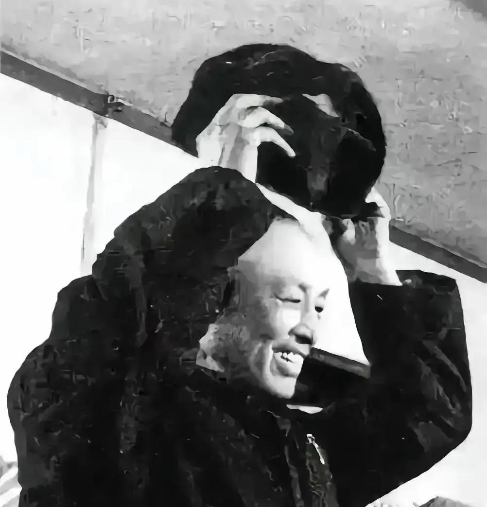1975年，周养浩被特赦，重获自由后，国家允许他去任何地方，周养浩说：“我想去台湾投奔蒋介石。”谁知他刚出发，蒋介石就病逝了。
他把那本边角磨破的《曾文正公家书》仔细夹进行李中间，拉上旧皮箱的拉链。手续办得很快，出发那天清晨，他最后一次检查了房间，转身锁上门。
从深圳出境时，他脚步很快，几乎没有回头