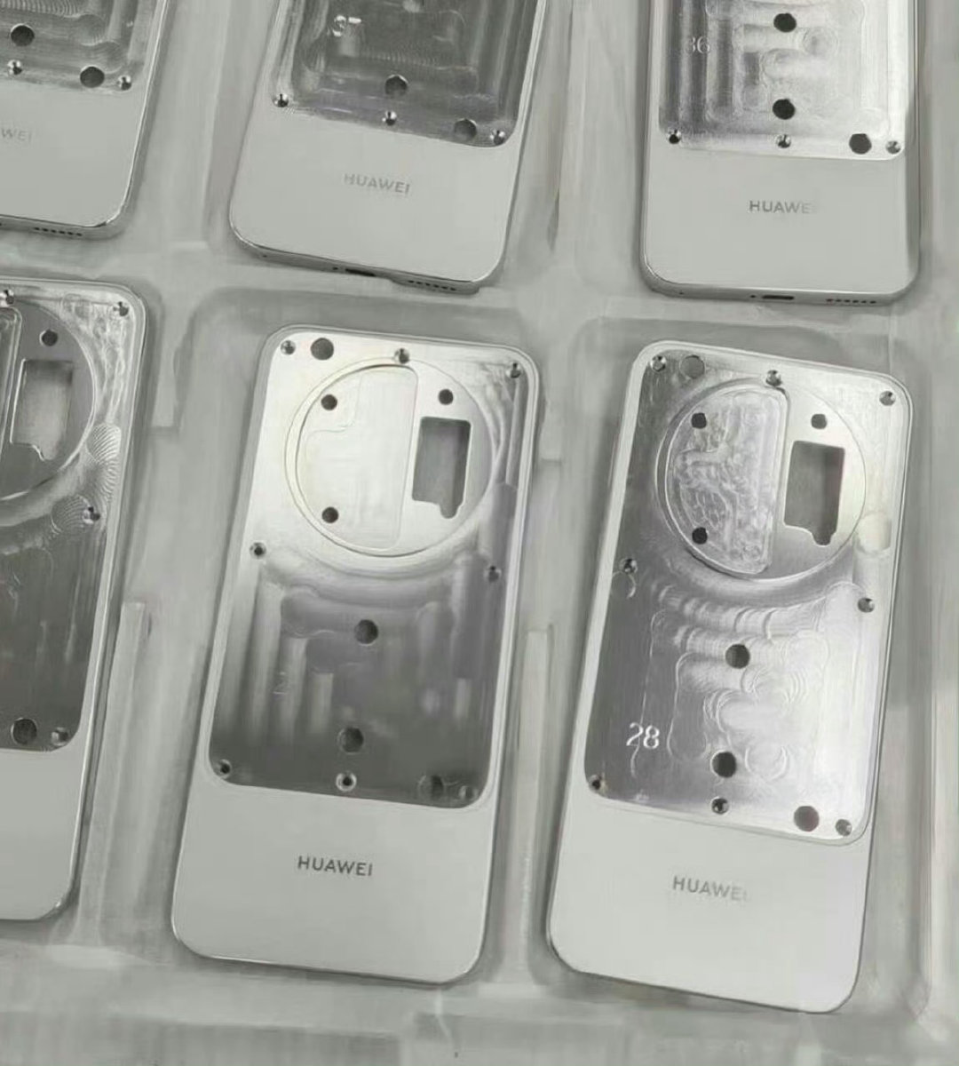 #华为Mate90 定价#
网传Mate90 12+256是5499起，比上一代贵。
不止华为，9月这波全行业都在涨，最高涨了18.5%。
根子是存储芯片，AI抢产能把内存价格顶上去了，IDC说后面还要涨。
iPhone 17 Pro线下降价，是因为iPhone 18发布了，渠道给新机让位。
想换机的，早点下手。 ​