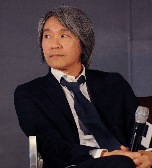 主持人问周星驰:“你和这么多漂亮的女演员合作演戏，你有心动过吗？”周星驰说:“虽然我经常被美女环绕，但我从来没有动心过。” 
 
比起私人感情，周星驰在电影上的时间线反而有清楚的公开记录，而且从这些记录里，可以看出周星驰为什么长期把大量精力放在工作上。 
 
2001年，《少林足球》上映。周星驰不只