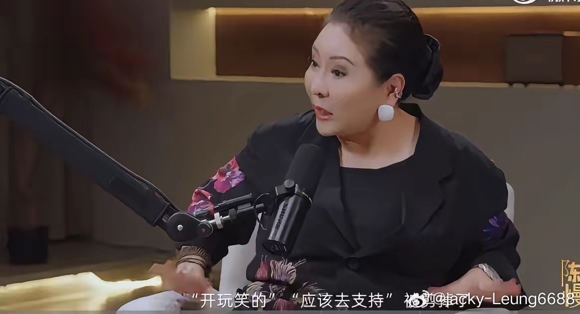 向太说：我最近在遭受一些网络暴力，未来我可能会和周星驰和好，但再也不会做回好朋友了。
​​向太接受了鲁豫的访谈，说到了有关周星驰电影的事。
​向太说周星驰的《功夫女足》在上映前一周，她都不知道要上映。
​她在家里直播，向佐忽然回来了，然后就和直播间的人打招呼，然后直播间的评论全都变 ​