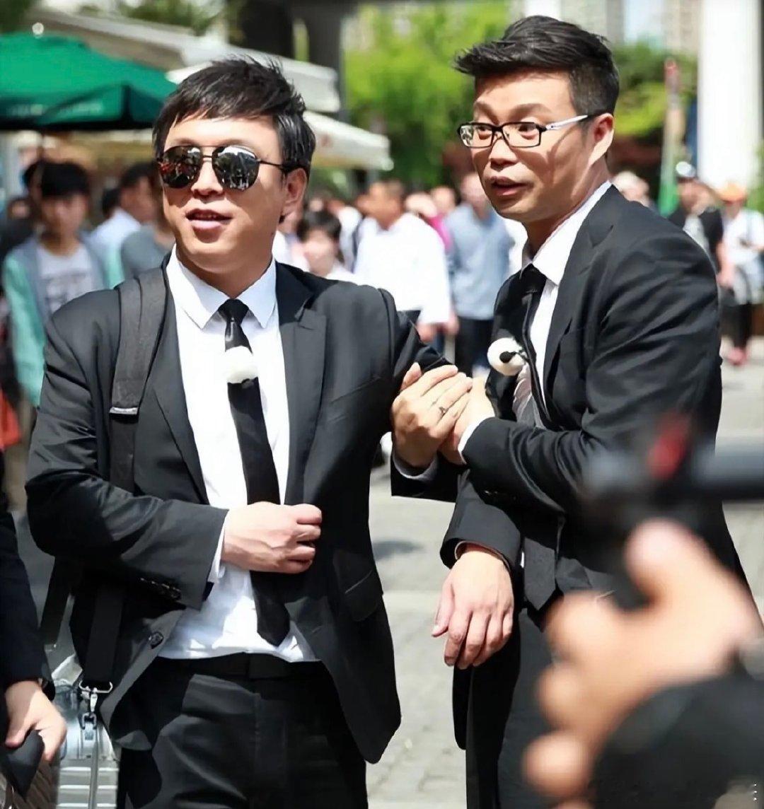 天呐‼️喜剧之王单口季王迅惊喜现身现场
黄渤在合影的时候特地cue到了王迅！
瞬间爷青回了！想念一个男人帮[泪][泪]
#黄渤cue王迅上台##黄渤教嘻哈青岛话呱唧呱唧# ​