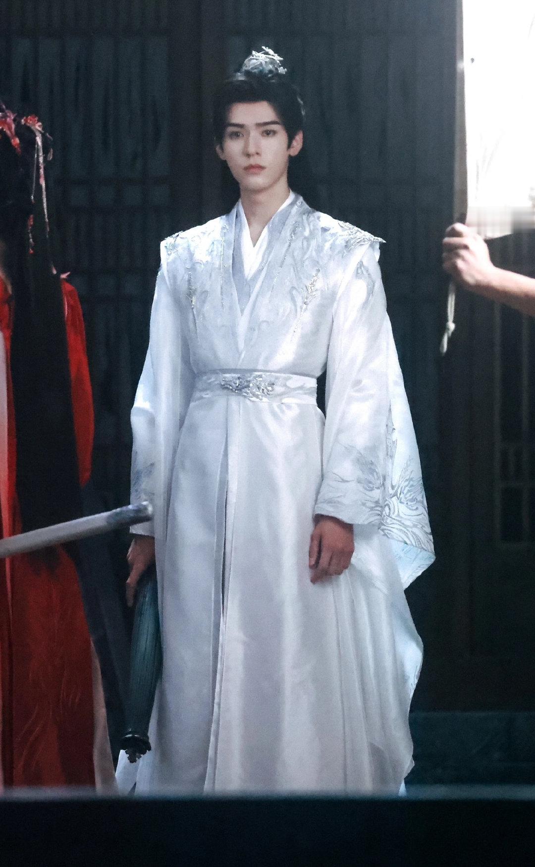 《豹隐南山》官宣！龚俊饰闻玦，宋轶特别出演。古装悬疑探案，南江风起，静待真相浮出水面。这阵容，狠狠期待了！
#龚俊宋轶合作# ​