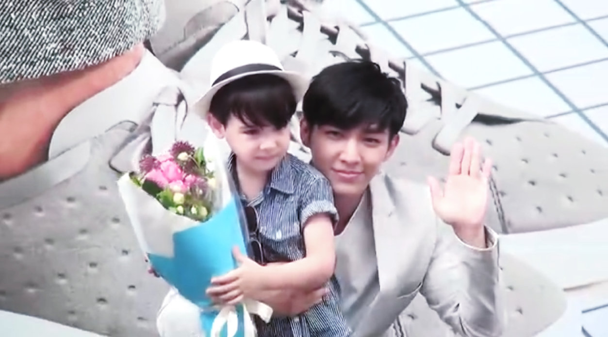 #炎亚纶[超话]# 

小朋友 我也喜欢葛格～ 
等我小了我也要葛格抱 🥺 ​