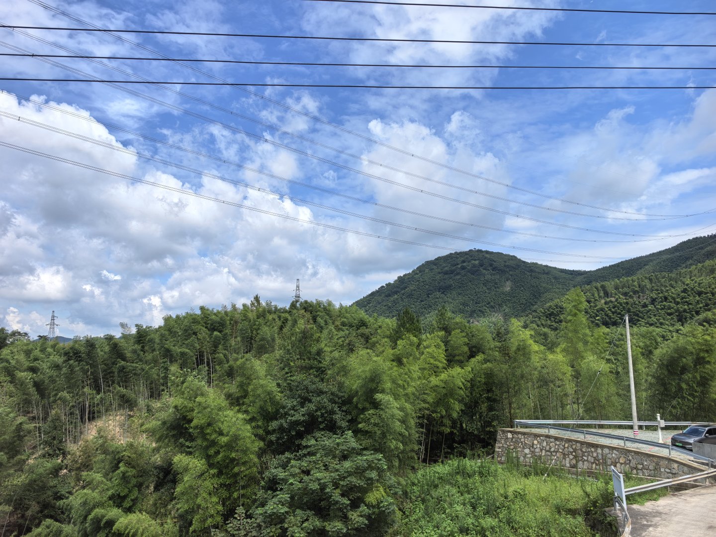 《初访.孔岙》

9月4日，我们来到余姚孔岙村，位于四明山腹地，离陆埠镇15公里。全村户籍人口1100余人，大多数中青年，外出灵活就业。只剩下老幼病残，留守在村里，村子很安静。
汽车开进村子，道路比较窄小，两车相遇，很难交汇。近年建造的房子很少，多是二三层的洋房小楼，房龄在20年以上。还有少量 ​