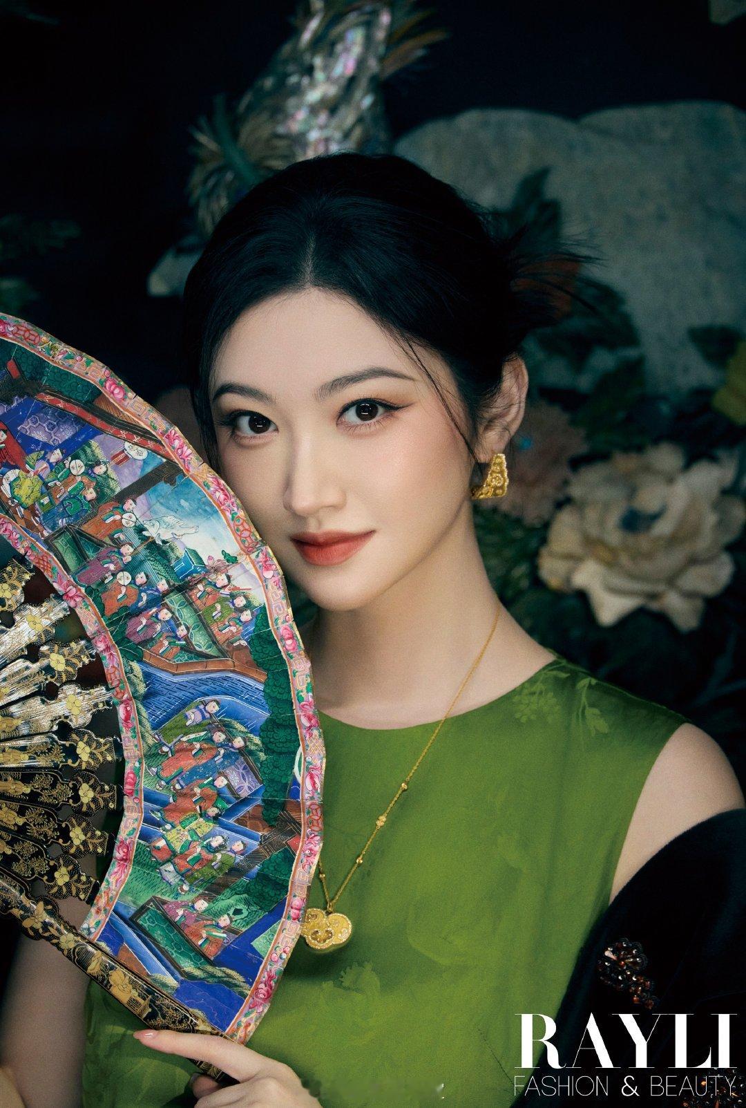 #CHJ STAR LOOK#
演员景甜 佩戴潮宏基
「非遗花丝·如意」系列登封《瑞丽》

折扇轻展，一颦一笑皆是东方气韵
如意入饰，温婉中绽现从容力量✨
#戴金如意皆如我意#
#从珍藏到日常# #我的佩戴时刻# #灵感东方我自当戴# ​