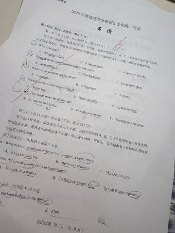 这个高考听力在装🍬阴我呀。听的时候感觉挺简单的。咋错4个。我不接受。。。
