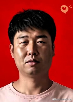 一个开挖掘机的东北大哥，请假带着老婆孩子去大连看任贤齐演唱会。偶像还没见到，他自己先火遍全网，连任贤齐都专门发私信邀请他。这趟大连之行，究竟发生了什么？
 
这位大哥名叫柳忠鹏，黑龙江人，在沈阳开挖掘机，一干就是十七年。36岁的他，从小学二年级就听任贤齐的歌，是实打实的老歌迷。听说偶像要来大连开演唱