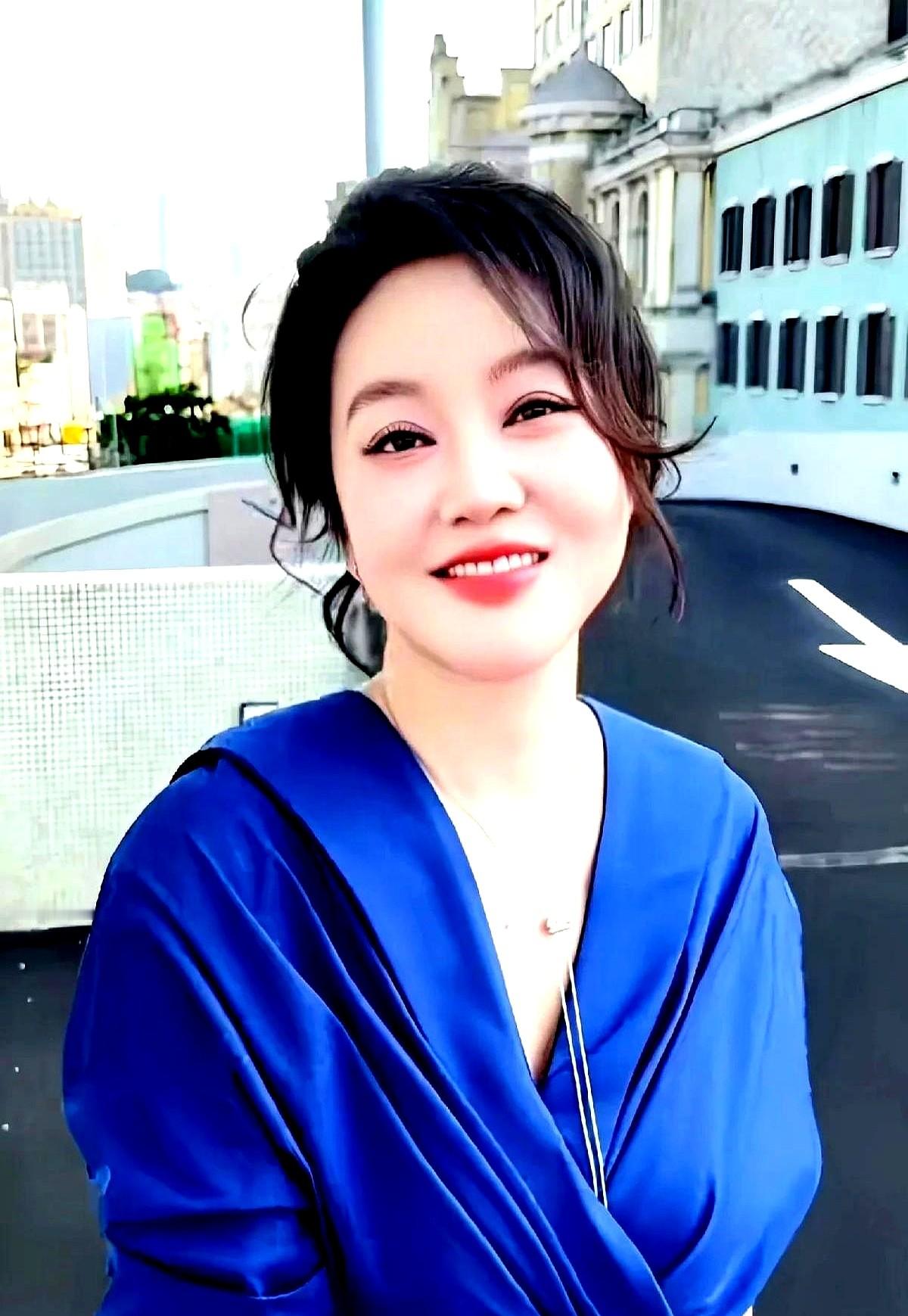 白玉兰奖后台，别人忙着发通稿，闫妮却对着镜头直接找胡歌讨要一台咖啡机。

本以为是句玩笑，结果胡歌二话不说，立刻就把咖啡机安排到位了。闫妮拿到机子乐得不行，直夸胡歌是个妙人。

顶着一张大帅哥的脸，私底下却一丁点偶像包袱都没有，实诚得完全像个邻家小伙。

在这个人设满天飞的娱乐圈，一个敢坦荡荡地要，
