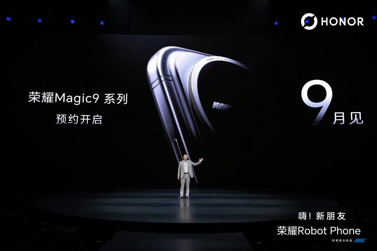 #荣耀Robot Phone#代表着荣耀敢于打破常规，探索AI终端未来的决心，它不是终点，而是荣耀"敢想敢不同"的起点。
更聪明的YOYO、更强大的阿莱影像，将在9月的#荣耀Magic9#系列上全面呈现。荣耀Magic9系列将焕然一新，重新定义Magic系列。#荣耀Magic9系列定档9月# ​