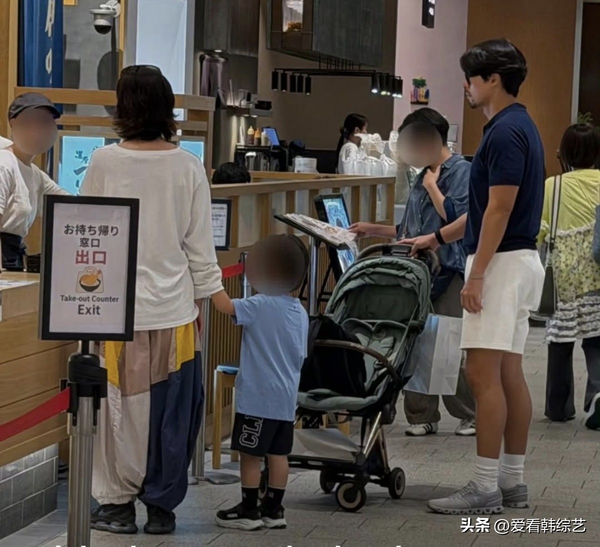 1日，演员玄彬与孙艺珍夫妇携儿子现身东京餐饮区出游，画面温馨十足。照片中，孙艺珍站在餐厅台前点餐，玄彬在身后细心打理婴儿车。小儿子依偎在孙艺珍身侧，小手紧紧抓着她的衣袖，软糯乖巧。
 
两人穿搭简约低调，孙艺珍一身白色上衣搭配灯笼裤，柔和随性；玄彬身着海军蓝短袖T恤配白色短裤，一身休闲打扮，夫妻俩简