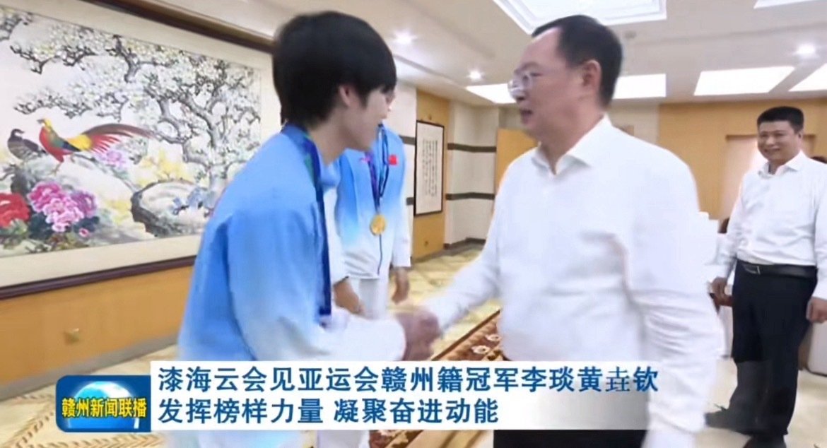 好萌啊赶紧双手回握，好有礼貌的肥肥[好爱哦] ​