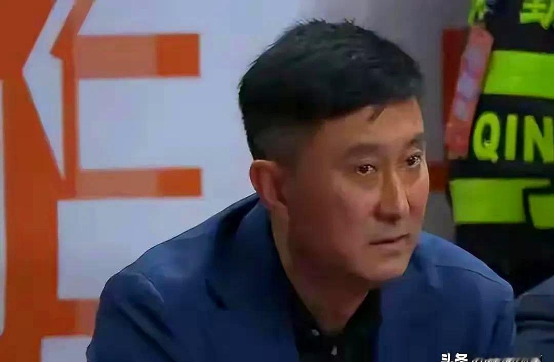 比赛刚吹完，杜锋一句话没说，黑着脸就自己走了 广东输给广州这场，场上那...