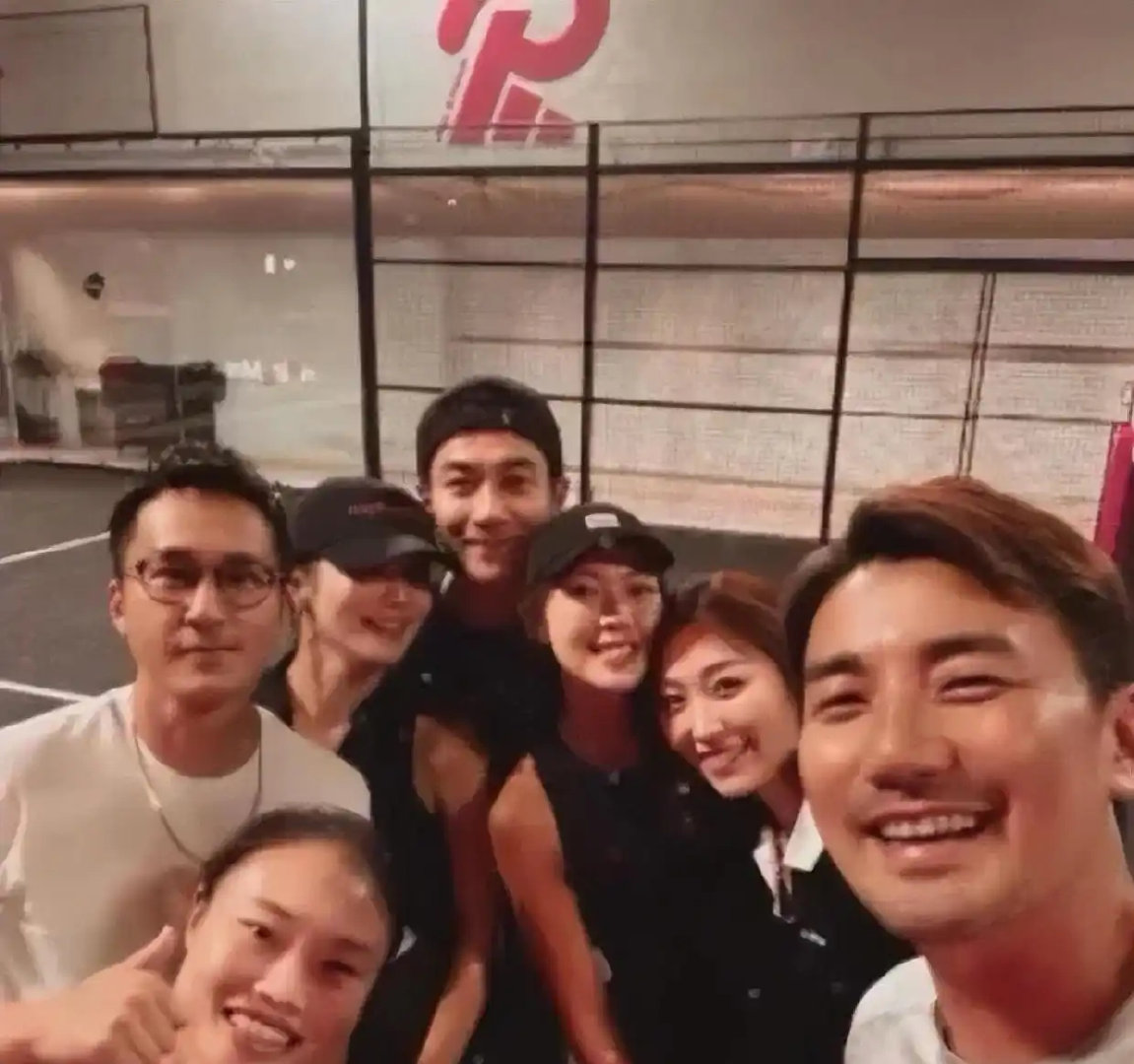 刘恺威官宣后大方搂抱秀恩爱！和黎纪君合照甜到犯规，网友直呼顶不住了 ​
