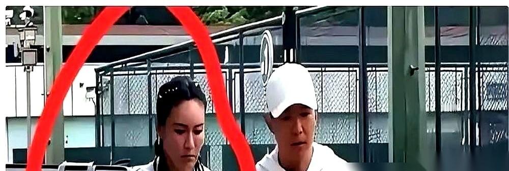 刘畊宏当初对着几千万网友喊出那句“跟我练，七天瘦十斤”的时候，肯定没料到今天这个反常的局面。
每天准点开播，几千万人跟着屏幕疯狂蹦跶，没等来满屏的“纸片人”，反倒眼睁睁看着天天打卡的老板娘Vivi，硬生生把自己跳“壮”了。
这事儿在健身圈，根本不算个秘密。
直播间里，战歌一响。
刘畊宏在前面带节奏，