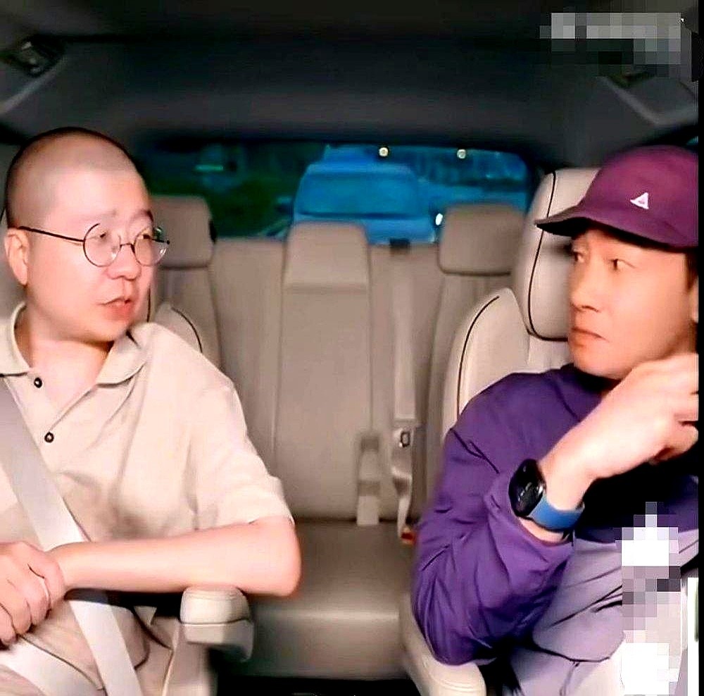 陈小春亲口说自己有11个兄弟姐妹，连李诞都听愣了。

更反常的是，这么大一家子，成年后各自生活，平时几乎不联系，连个家庭群都没有。

小时候家里聚不拢，成年后的他像在一直赶场。巡演从宁波、成都一路排到西安、武汉，直接排到12月。前阵子演出舞台装置挡了视线，他连夜拆除，还含泪跟台下道歉。

大家庭里没