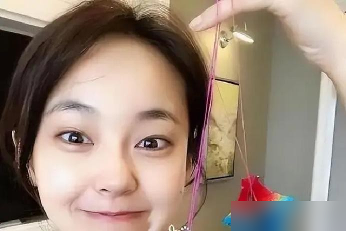 杀青半个月，张佳宁见了于和伟还脱口叫袁亦方！
拍《重器》的时候，于和伟天天拉着年轻演员复盘到深夜。
张佳宁早前说，那阵子压力大到忍不住躲着走，整个角色的成长全靠于和伟一路点拨。
这部年代法治剧是最高法最高检首次联合指导，大结局豆瓣7.4，收视峰值破2.1，拿了黄金档周冠。俩人四年前就合作过法治