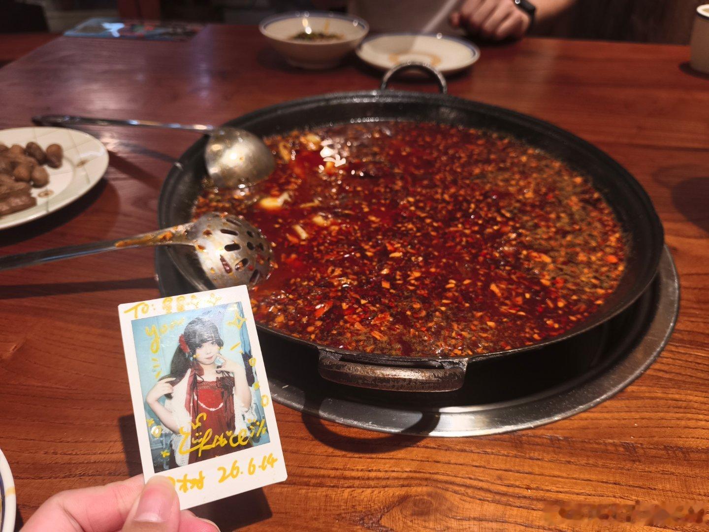 上次吃饭时候有点晚了，我看美团跟朋友说附近有家营业到很晚的炝锅鱼，但是上次觉得有点远就没吃

于是他不知道抽了什么疯就想着吃这个😅
『你为什么想吃啊』
『这个好吃啊』
『不是你没吃过你咋知道好吃呢』
『看着就香啊』
『我就跟你提个店名你也没看你也没闻的就香了？』

唉，吃完果然很一般啊 ​