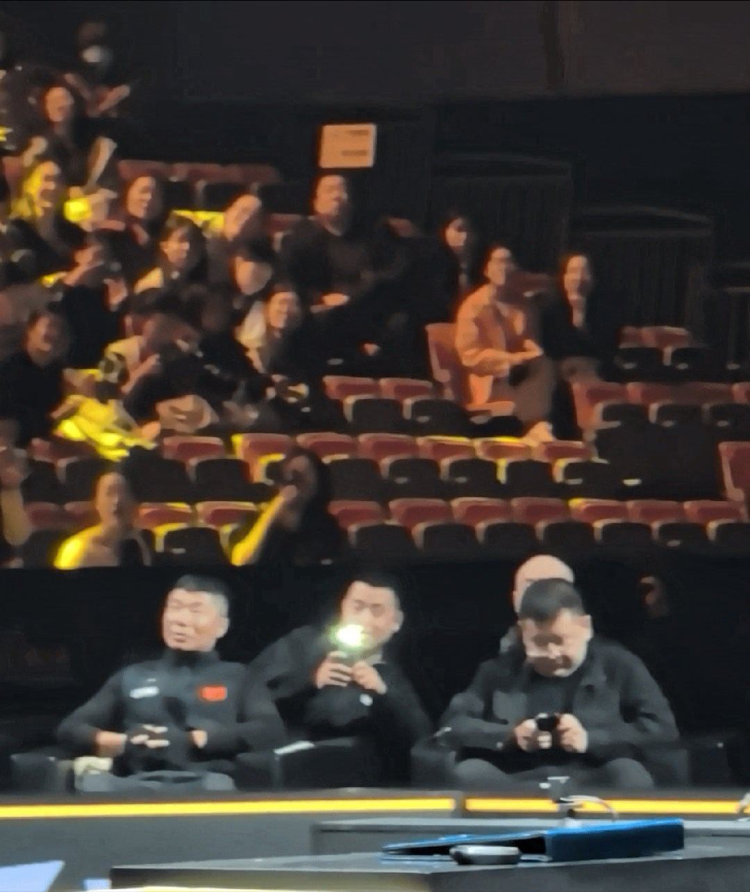 赛场闪光灯引热议，张本智和谈观赛礼仪

乒乓球赛场又出现观赛争议。比赛进行期间，前排观众开启手机闪光灯拍摄，强光容易干扰正在专注竞技的运动员，这一幕也引发网友广泛讨论。

张本智和赛后谈及赛场闪光灯一事，直言“想闪就闪吧”，话语里透着无奈。乒乓球项目对运动员专注力要求极高，高速来回的 ​