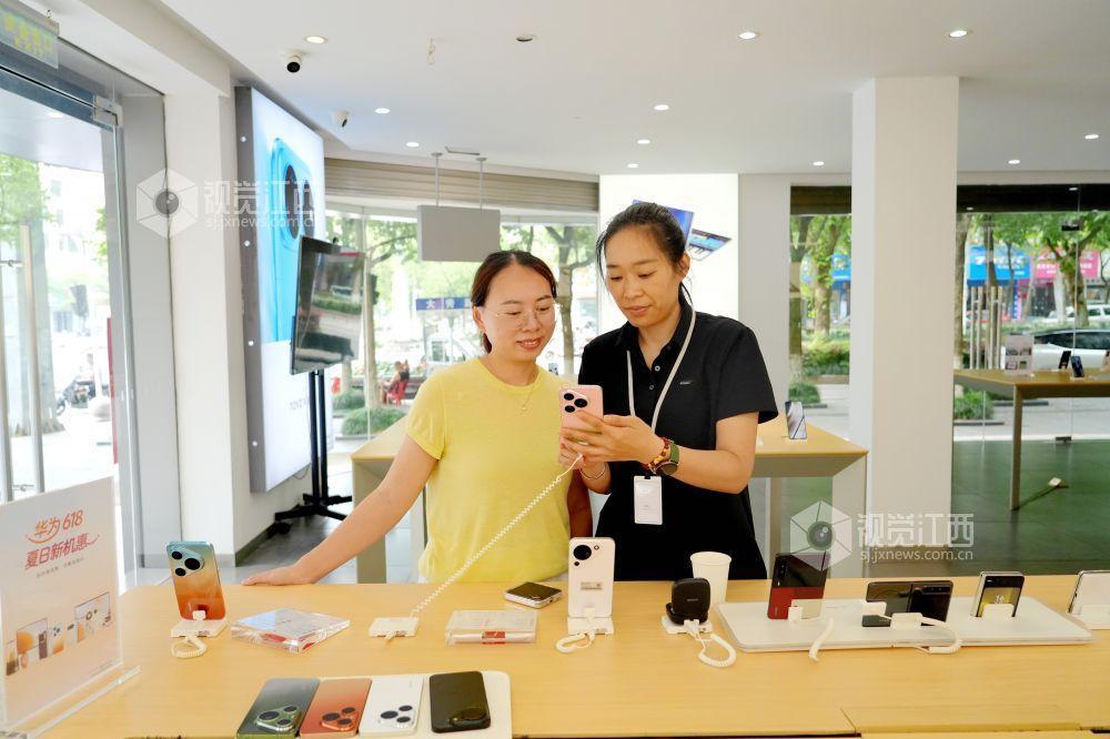 【新手机涨价！南昌市场二手手机销量攀升 回收价格“水涨船高”】继今年3月智能手机价格上调后，本月初，多家手机品牌再度集中调整产品售价，国内手机市场价格持续走高。受新手机售价影响，二手手机市场持续升温，整体销量稳步攀升。市民的购机心态也随之发生明显改变，务实、理性正成为当下手机消费的 ​