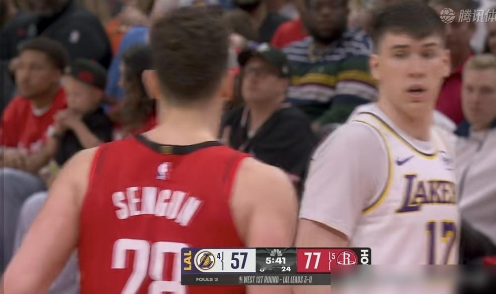 脸都不要了？被弃用的凑一队，两节半崩20多分，艾顿一肘子下去，连对手都...