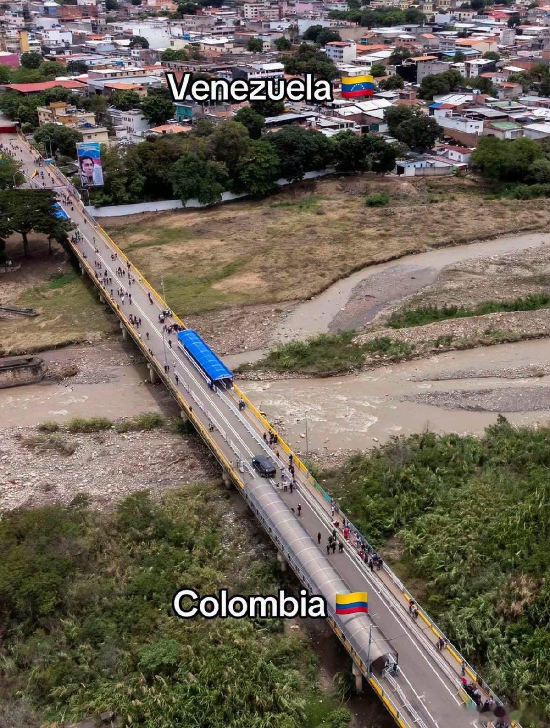 #形色国界线# 哥伦比亚和委内瑞拉的边界，自东南端位于内格罗河（the Negro River）上两国同巴西的三国交界点起，至北端大西洋（the Atlantic Ocean）的委内瑞拉湾（the Gulf of Venezuela）止，全长2050公里，其中绝大部分以河为界。 ​