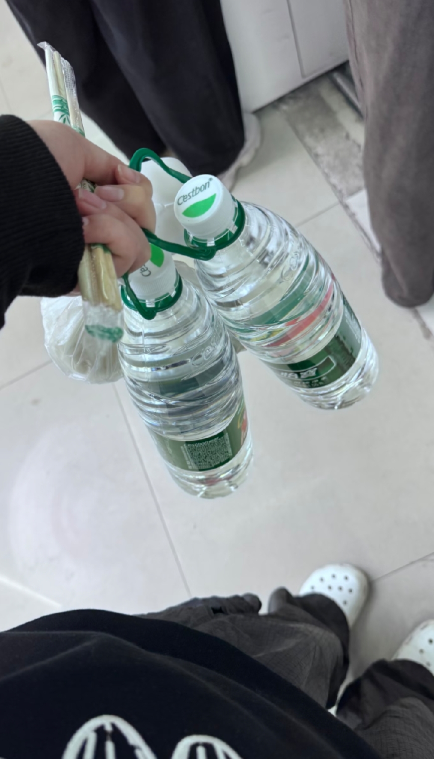 最近年轻人的“大水理论”真是让人笑出声。出门拎个两升装的大水瓶，竟成了最新的“轻奢单品”。

手里拿着小甜水那是为了解馋，拎着大水瓶出门，那叫一个通透。别人看你拎着这么大一瓶，第一反应是这人有点不好惹，直接触发“退让原则”，反而省去了不少社交麻烦。

有人说破了真相：这玩意不就是当年上大学拎着暖水瓶