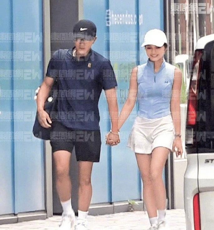 刘恺威52岁牵手32岁黎纪君，这段差了整整20岁的恋情被港媒拍到实锤后，两人当天就大方认了。画面里他帮女方背包，打完球十指紧扣去吃米线，头挨着头研究菜单，还共享一碗粉，吃完同车回女方住处过夜，全程松弛得不像在躲镜头。说实话，看多了娱乐圈藏着掖着最后被锤到没法收场的，这种被拍了就认、不废话的态度反倒省