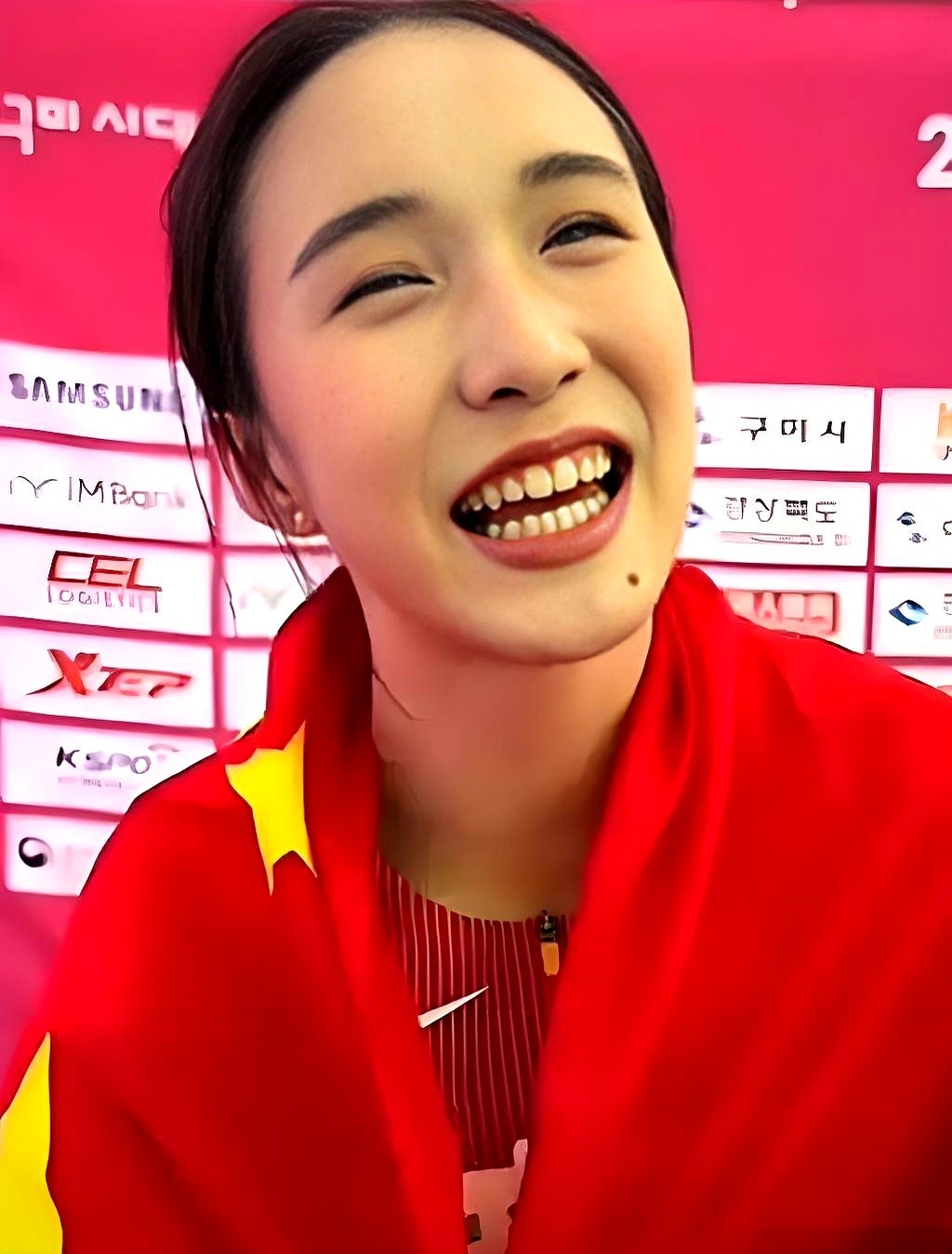 “小孩姐”喊着“三金一银，我太牛啦”被全网夸可爱，吴艳妮一句“我就是最强的”却屡次被骂上热搜。

同样是狂，待遇天壤之别。

“小孩姐”的底气是碾压式夺冠。她对着镜头喊“爸爸我出息了”“奖牌超重了”，这是一种没有攻击性的透明。

吴艳妮碰上了亚运会抢跑，成绩有波动。她带着纹身、全妆和标志性动作上跑道