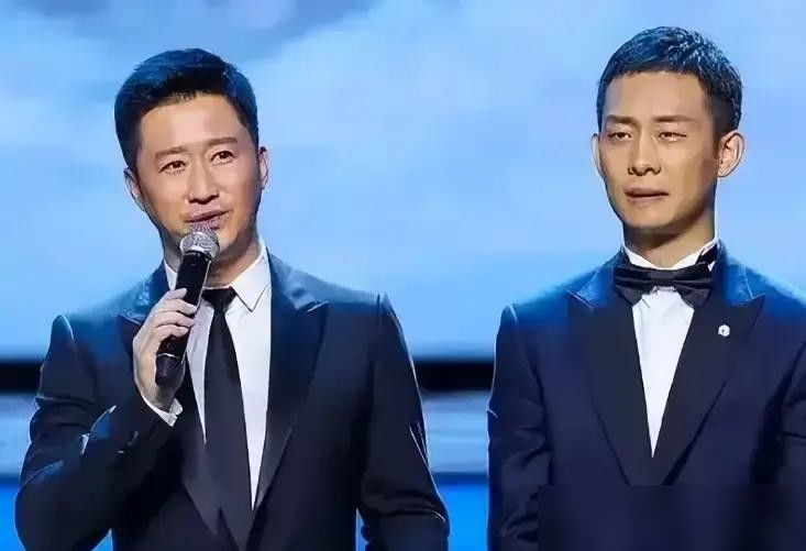 张译伸出一根手指头，真敢说，给一百块也行。这话搁现在的娱乐圈，听着像段子。吴京筹备《攀登者》，多年不联系，上来就问片酬怎么算。张译回得干脆，朋友帮忙，钱随便，你看人品给，一百不嫌少。俩人进了剧组，零下几十度，风刮得站不稳，吴京说就算看不见对方的脸，也能接住那个情绪。一场吹子弹壳的戏，吴京临时起意，张