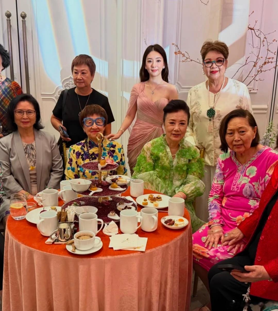 何猷君奚梦瑶婚礼答谢宴上，何超琼何超凤紧挨梁安琪落座，何超盈也现身席间 ​